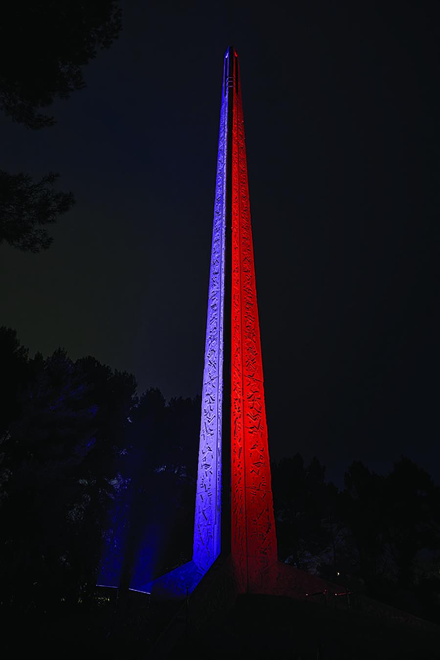 Stele Dannunziana Beleuchtung